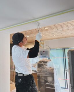 *
ダイニングキッチン・リビングのリノベーション工事
.
仕上げはドイツ生まれの自然塗料「レームファルべ」で
.
.
.
#ミスターレジデンス
#住宅産業株式会社
#新築 #平屋 #注文住宅 #木造住宅
#リフォーム #リノベーション
#ウッドガレージ #外壁塗装
#自然素材 #レームファルべ 
#家具販売