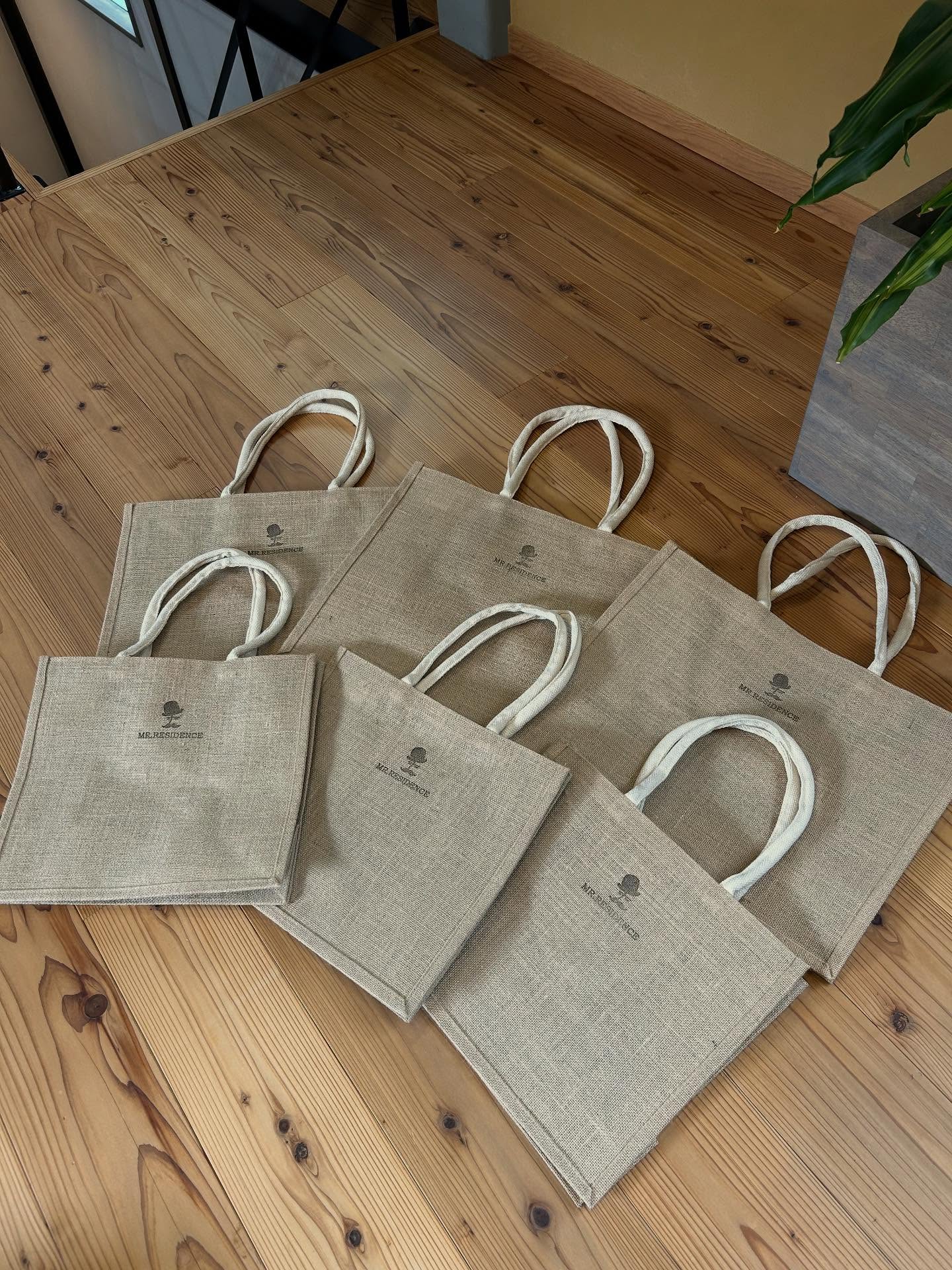 *
販促グッズ作り🌿
.
.
.
#ミスターレジデンス #住宅産業株式会社 #伊勢 #工務店 #おうちづくり #新築 #平屋 #注文住宅 #木造住宅 #リフォーム #リノベーション #インテリア #ウッドデッキ #外壁塗装 #自然素材 #家具販売 #レームファルべ #無印良品